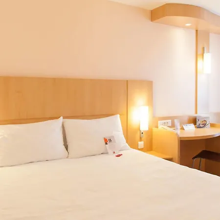 Ibis Centre Hotel 3*